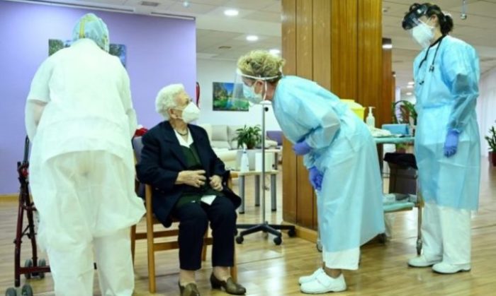 Araceli Hidalgo, 96 anos, foi a primeira pessoa vacinada na Espanha contra a covid-19