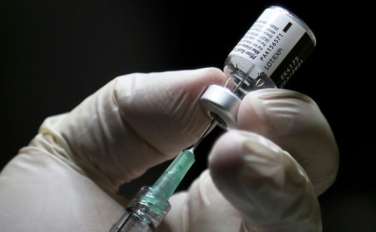 Enfermeiro se prepara para administrar a vacina da Pfizer-BioNTech contra a covid-19 no Instituto Michener, em Toronto, Canadá, em 14 de dezembro de 2020