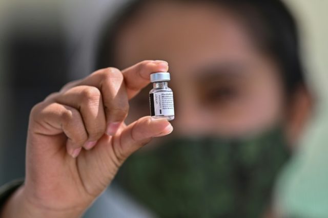 Trabalhadora de saúde segura uma vacina da Pfizer/BioNTech na Cidade do México, em 27 de dezembro de 2020