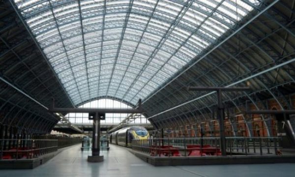 Estação ferroviária internacional de St Pancras, em Londres, ponto de chegada e partida do Eurostar, vazia em 20 de dezembro de 2020