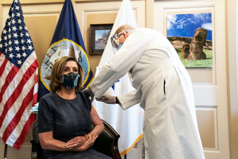 A líder dos democratas no Congresso, Nancy Pelosi, se vacuna contra a covid-19 em Washington em 18 de dezembro de 2020