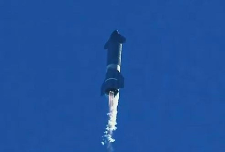 Um protótipo do futuro foguete gigante da SpaceX caiu e explodiu durante um lançamento de teste na costa do estado do Texas
