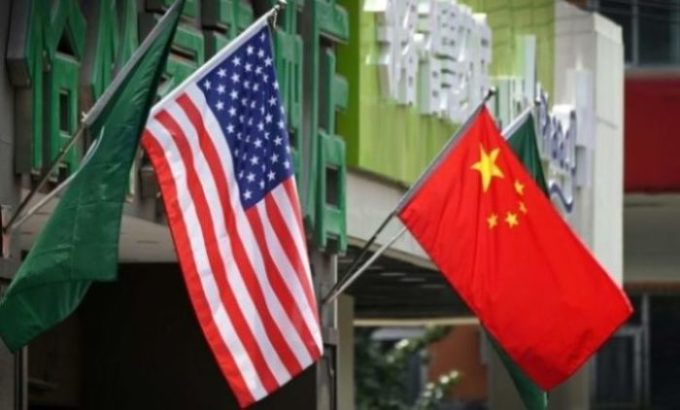 (Arquivo) Bandeiras dos Estados Unidos e da China em hotel de Pequim