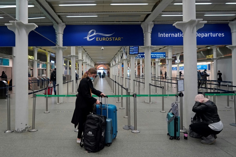 Seguindo os passos da Holanda, onde a suspensão dos voos de passageiros procedentes do Reino Unido entrou em vigor neste domingo e será mantida até 1o de janeiro, Bélgica e Itália anunciaram que também suspenderão suas conexões aéreas britânicas