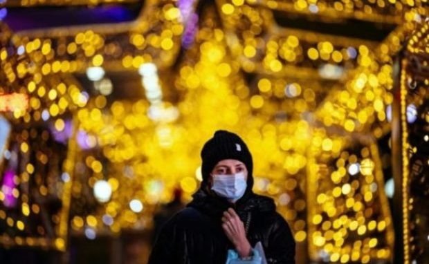 A OMS pediu o uso da máscara nas celebrações natalinas e precauções extremas