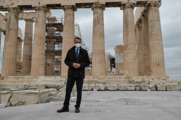 premiê grego é criticado confinamento passeio bicicleta
