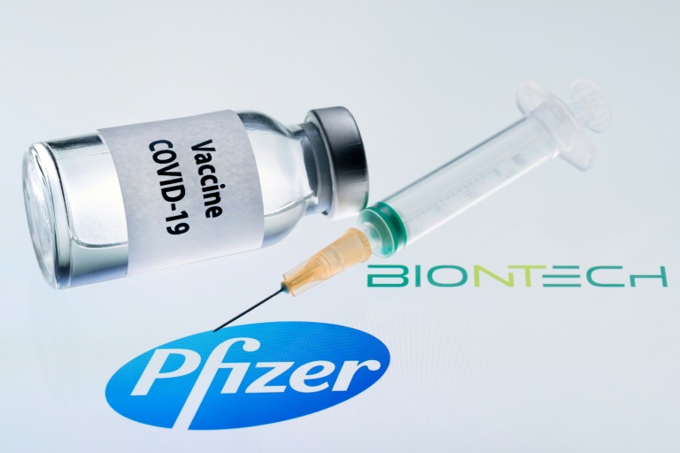 Ilustração mostra frasco com a inscrição 'vacina contra a covid-19' e uma seringa, ao lado das logomarcas da Pfizer e da BioNTech