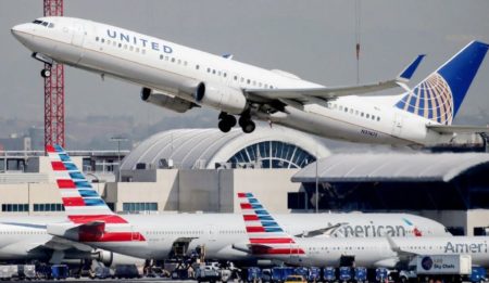 Os quatro comissários de bordo que responderam à emergência a bordo do voo também entraram em quarentena depois que o avião pousou em Los Angeles.