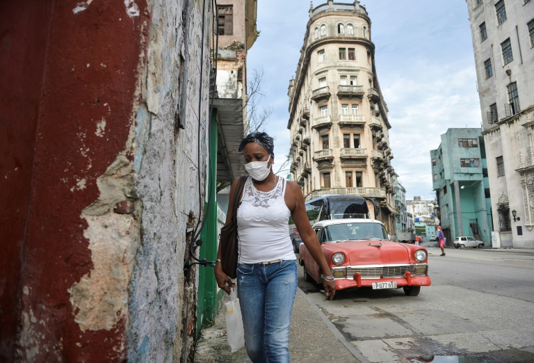 Mulher caminha de máscara pelas ruas de Havana em 14 de setembro de 2020