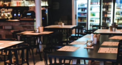 Os bares só podem funcionar até as 20h e restaurantes até as 22h, mas em ambos a venda de bebidas alcóolicas para consumo no local só vai até as 20h