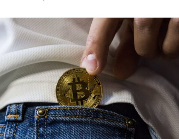 Em 2013, o valor de um único Bitcoin havia subido para mais de US $ 100, em parte graças à sua popularidade nos mercados ilegais online.