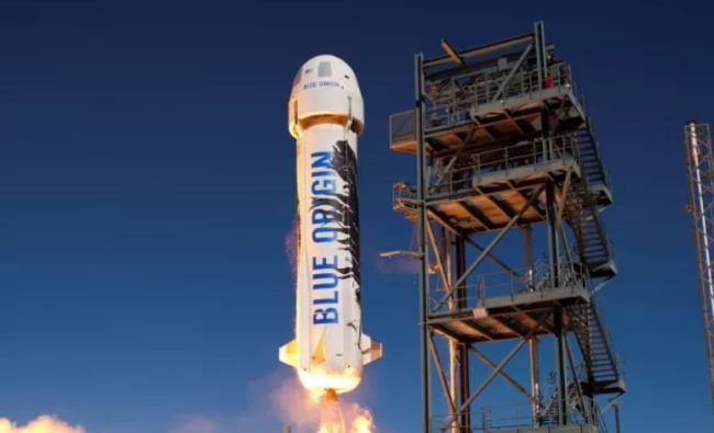 O CEO da Amazon publicou um vídeo do teste dizendo “este será o motor que vai levar a primeira mulher para a superfície da Lua”.