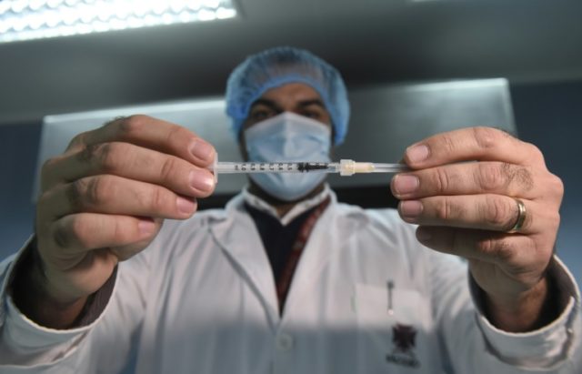 Médico do hospital São João, na cidade do Porto, exibe vacina contra a covid-19