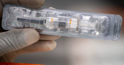 A embalagem da vacina vendida pelos ambulantes lembra a Coronavac, imunizante que está sendo produzido peloButantan em parceria com a chinesa Sinovac