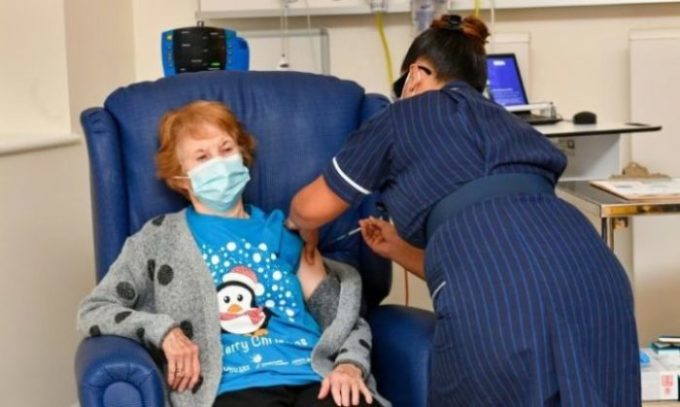 Margaret Keenan, 90 anos, é vacinada em hospital de Coventry, região central da Inglaterra