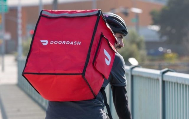 O aplicativo DoorDash foi criado em 2013 e conta com 49% do mercado de delivery de alimentos nos Estados Unidos; Uber Eats tem 22% do mercado