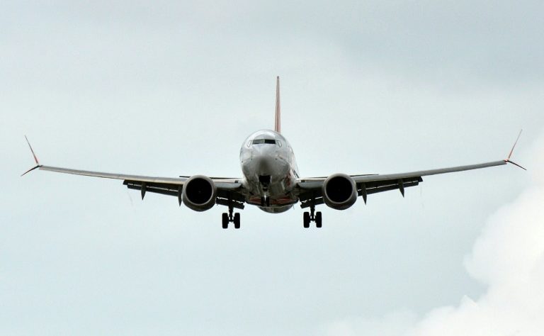Um Boeing 737-8 MAX que voava entre o Arizona e Montreak com três tripulantes a bordo teve problemas em um motor, que o forçaram a pousar