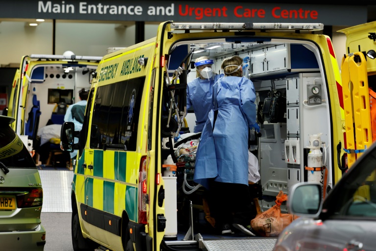 Ambulância chega com paciente a hospital de Londres