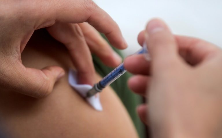 Militar da área da saúde recebe vacina da Pfizer/BioNTech contra a covid-19 no Hospital Geral do México em 24 de dezembro de 2020