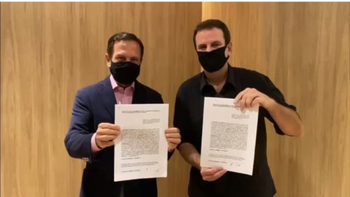 Eduardo Paes publicou uma foto em que ele e o governador paulista, João Doria, aparecem mostrando páginas do acordo com suas assinaturas