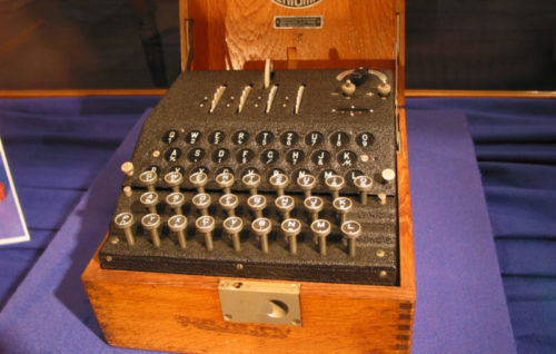 Os nazistas usaram um avançado sistema de encriptação que consistia nestas máquinas e que codificava as mensagens para que, caso caíssem nas mãos inimigas