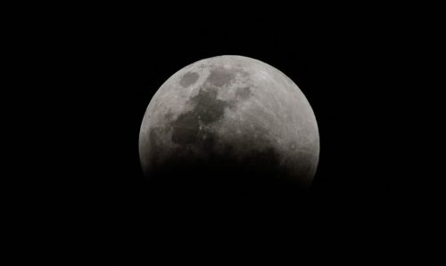 Por volta das 15h30, a Lua já poderá ser vista no céu. Enquanto que a partir do pôr do sol — lá pelas 18h30 — será possível observar Marte