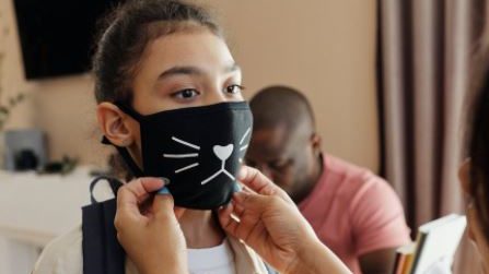 A FDA, o equivalente a Anvisa dos Estados Unidos, está alertando as pessoas contra o uso de algumas máscaras que pode não estar protegendo.