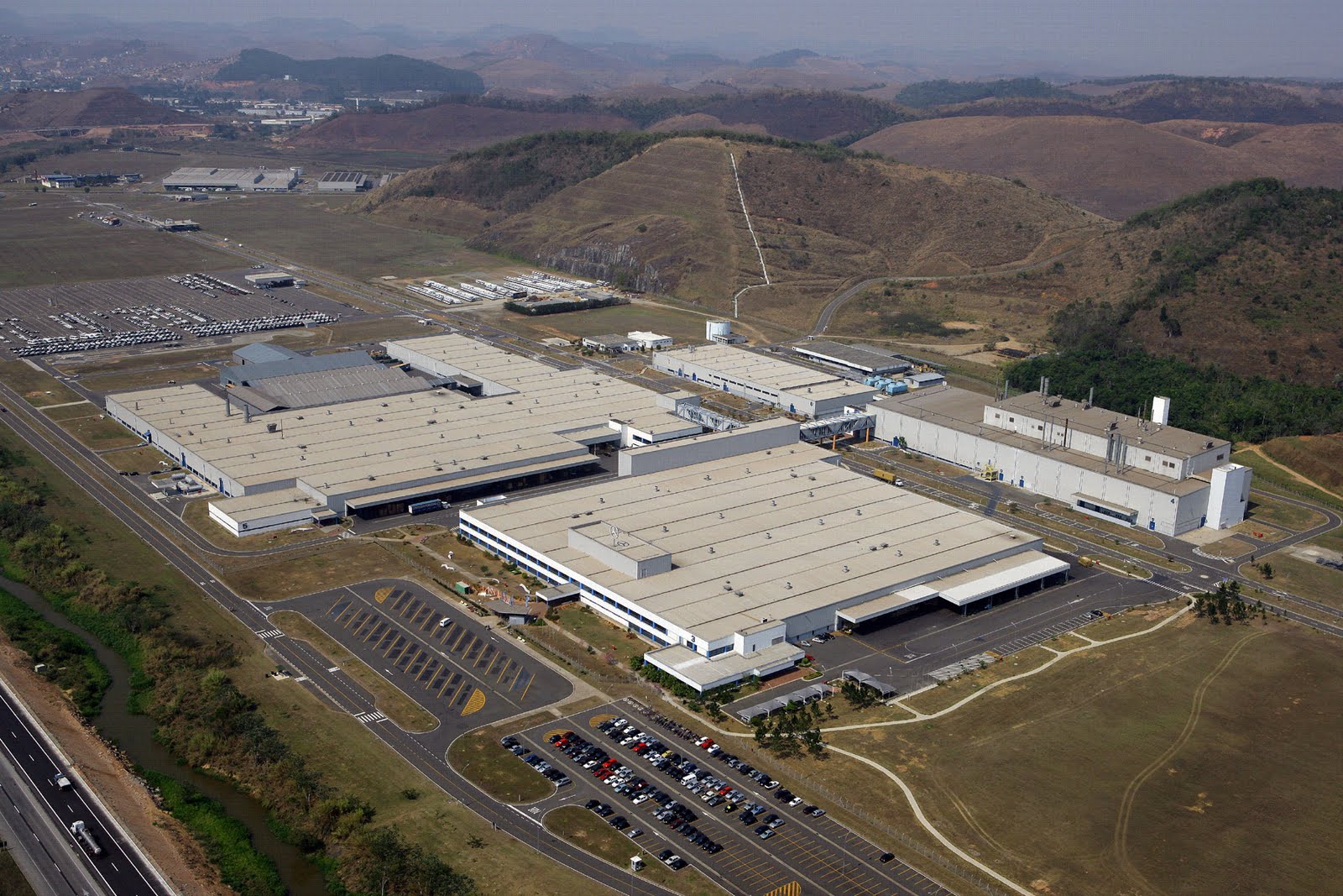 Vista aérea da fábrica da Mercedes-Benz em Iracemápolis