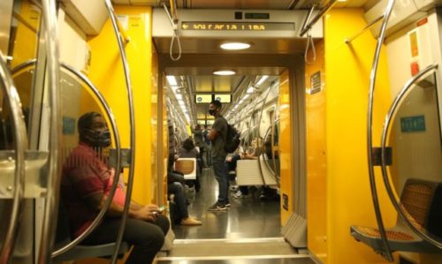 Passageiros com máscaras no vagão da linha 4 do metrô bilhete digital