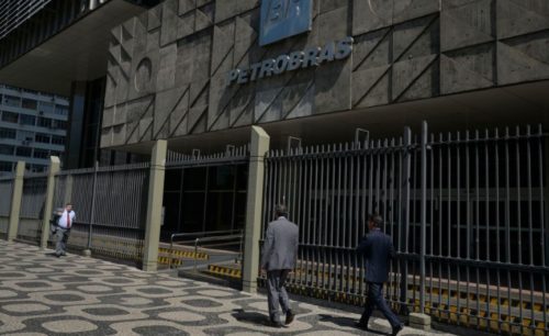 No caso do contrato de nafta, o valor estimado a ser recebido pela Petrobras é de R$ 19 bilhões, e entra em vigor a partir desta quarta-feira