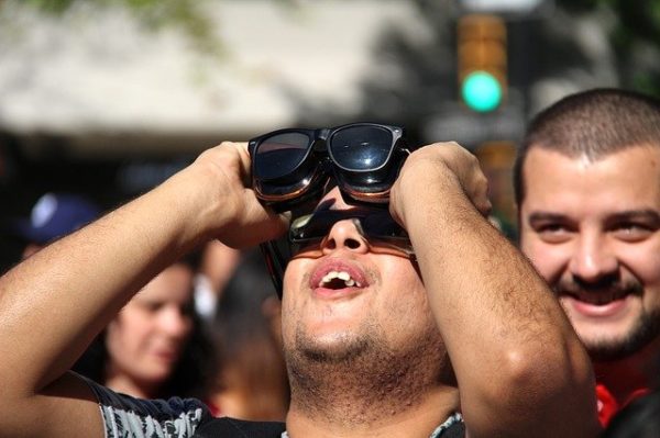 É preciso cuidado ao acompanhar o eclipse solar ou seus olhos sofrerão com a exposição