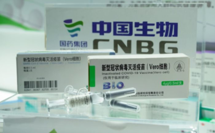 Os Emirados Árabes Unidos (EAU) registrou a vacina, que foi desenvolvida pela China National Pharmaceuticals Group (Sinopharm)