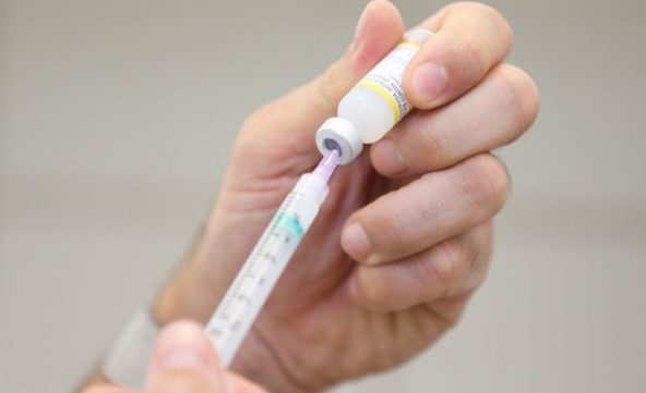 Governo federal pretende iniciar vacinação em dezembro, se Pfizer antecipar a entrega das doses; Estado de SP vai começar a vacinar em janeiro