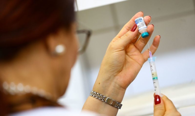 A Anvisa trabalha com um prazo de 72 horas para analisar a submissão do dossiê e autorizar ou não o início dos testes da vacina russa.