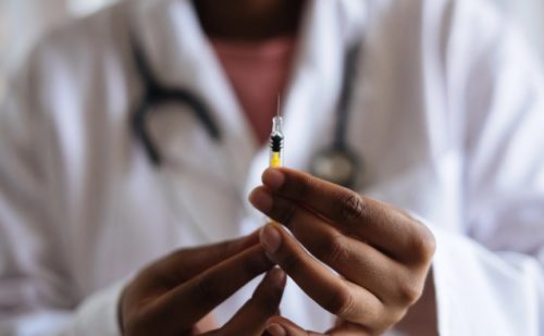 O imunizante é o primeiro a receber uma validação na pandemia, e, em comunicado, a OMS enfatizou a necessidade por acesso igualitário à vacina globalmente