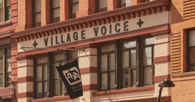 The Village Voice foi um jornal independente de Nova Iorque, conhecido por ser o primeiro periódico alternativo do país, fundado em 1955