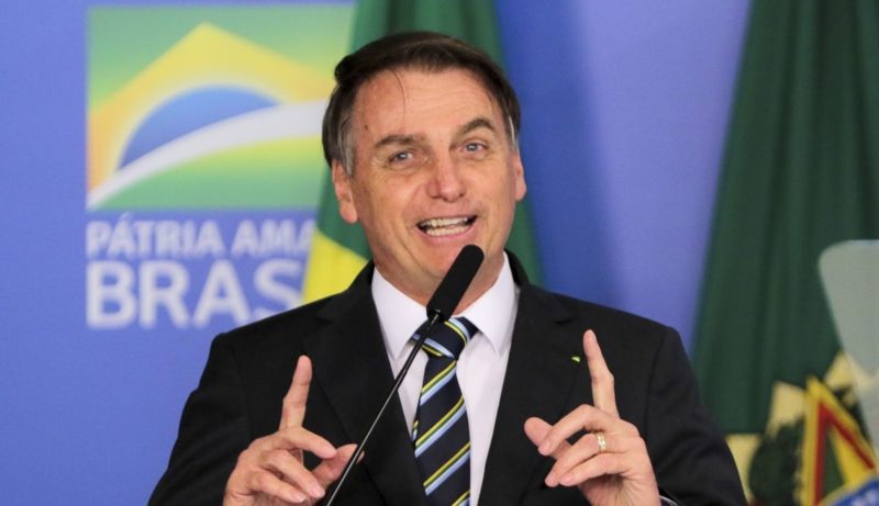Bolsonaro nega a gravidade da pandemia, critica o isolamento social e nem sempre usa máscara em eventos públicos