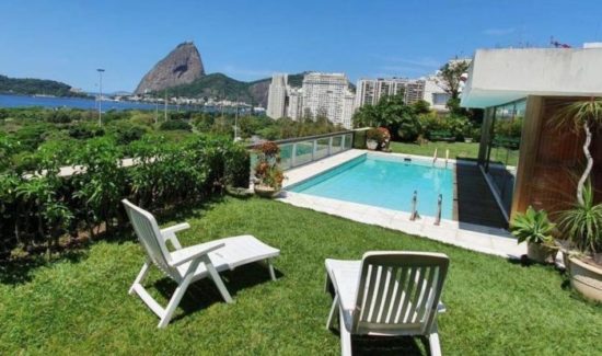 A vista da cobertura tem o jardim de Burle Max no Aterro do Flamengo e a enseada de Botafogo com o Pão de Açúcar ao fundo