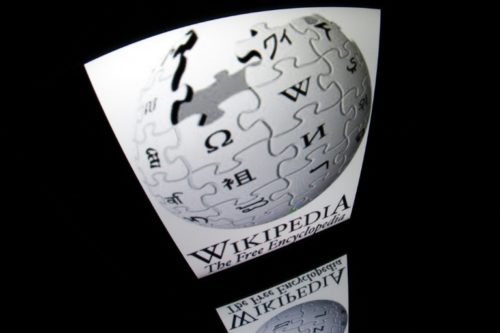 Criada em 2001, a Wikipedia pretendia reunir na mesma plataforma online o conhecimento do planeta graças a milhões de colaboradores voluntários.