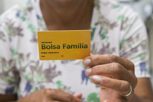 Dentre as famílias brasileiras que recebem o Bolsa Família, 95% migraram para o Auxílio Emergencial em 2020
