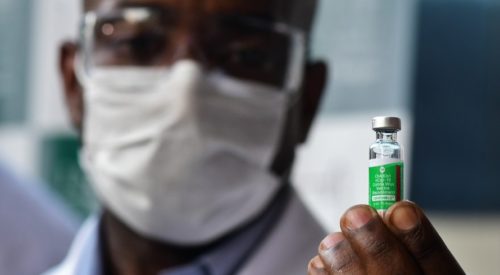 A Fiocruz já negocia a importação de um 2º lote do imunizante, enquanto a fabricação nacional não começa