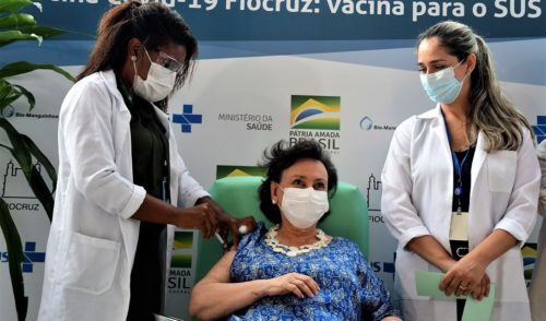 A Fiocruz vai receber por mês insumos referentes a 15 milhões de doses em dois lotes equivalentes a 7,5 milhões de vacinas