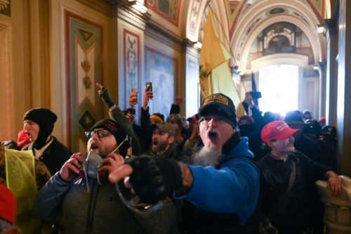 Manifestantes invadiram o Capitólio, a sede do Congresso dos Estados Unidos, em Washington, interrompendo uma sessão conjunta do Congresso que certificaria a vitória eleitoral de Joe Biden airbnb
