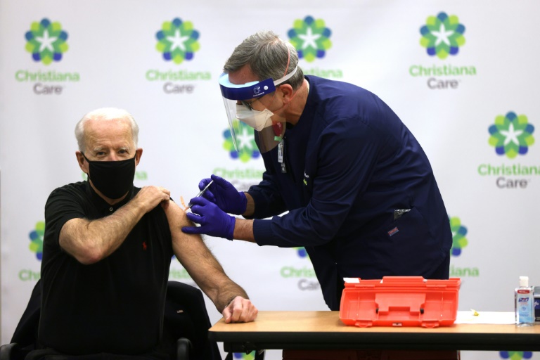 O presidente eleito Joe Biden recebe a segunda dose da vacina contra Covid-19 no Hospital Christiana em