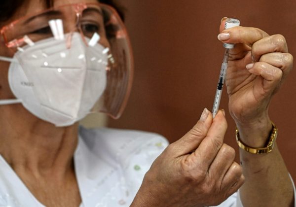Enfermeira segura uma dose da vacina indiana contra a covid-19, Covaxin