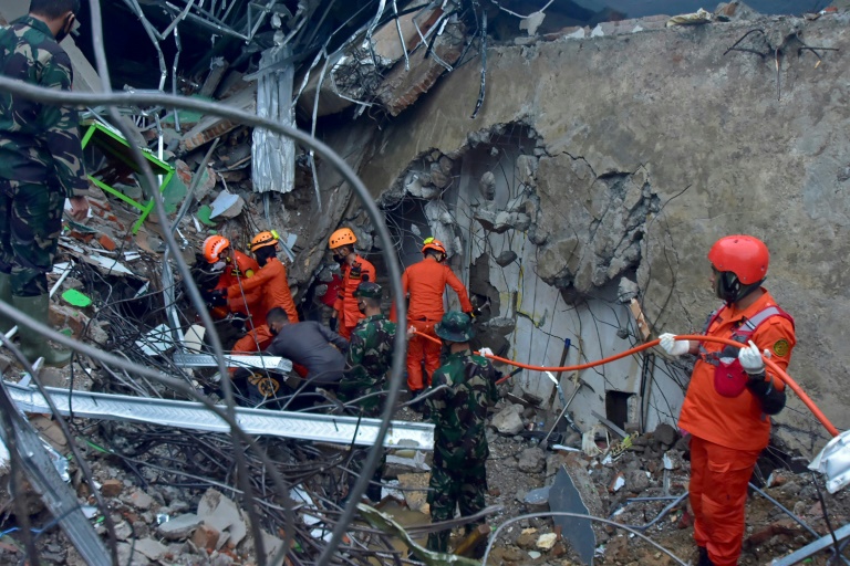 Dezenas de corpos foram recuperados dos esombros de edifícios derrubados em Mamuju