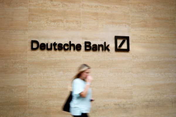 (ARQUIVO) Pedestre passa em frente a escritório do banco alemão Deutsche Bank no centro de Londres em 08 de julho de 2019