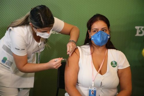 O Hospital das Clínicas montou uma operação para vacinar seus 30 mil profissionais da saúde