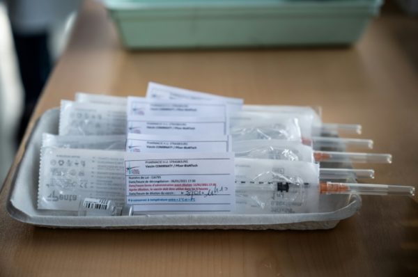 Seringas e doses da vacina Pfizer/BioNTech contra Covid-19