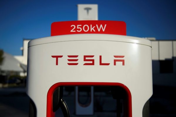Logotipo da Tesla na estação de supercharger da Tesla Inc. em 4 de janeiro de 2021 em Hawthorne, Califórnia